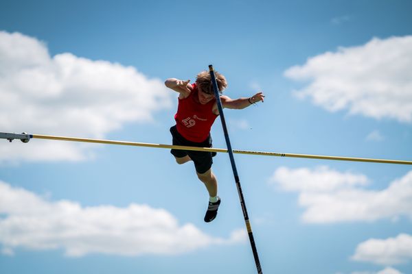 Janik Meyer (MTV 49 Holzminden) beim Stabhochspringen am 02.07.2022 waehrend den NLV+BLV Leichtathletik-Landesmeisterschaften im Jahnstadion in Goettingen (Tag 1)